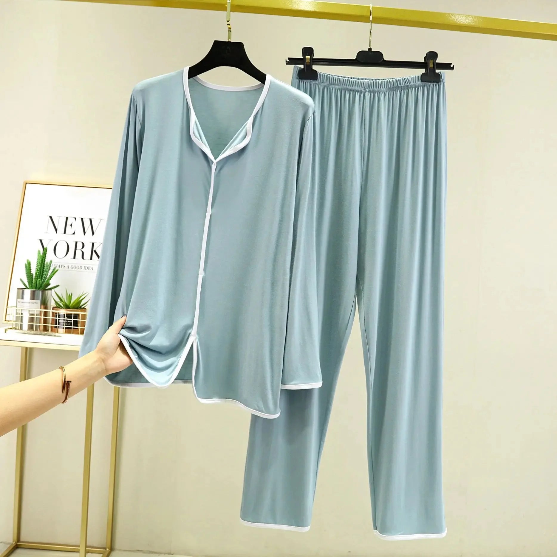 Conjunto Homewear de Mujer de Modal – Pijama Camisa Cuello V y Pantalón Largo Ancho