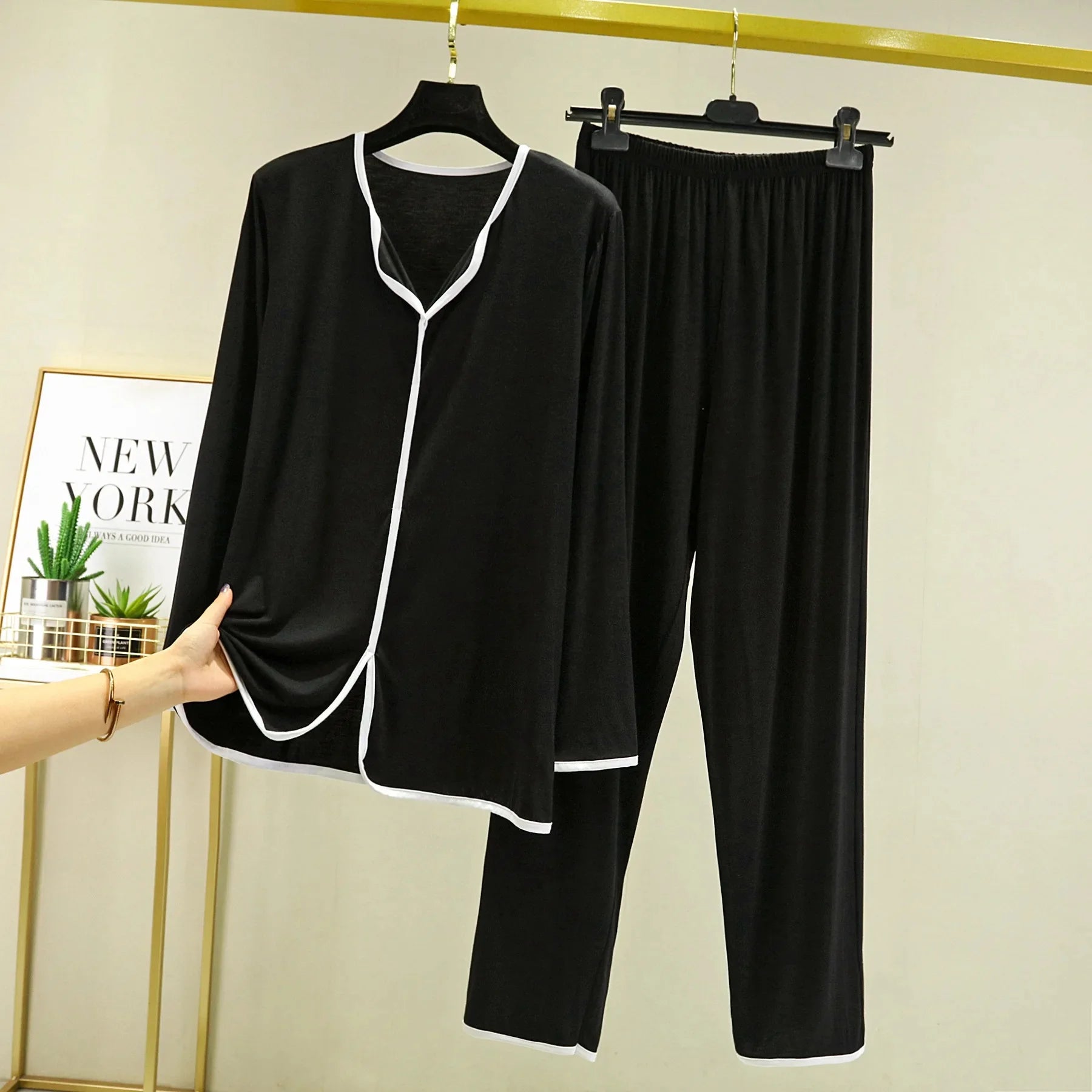 Ensemble Homewear Femme en Modal – Pyjama Chemise Col V & Pantalon Long Ample