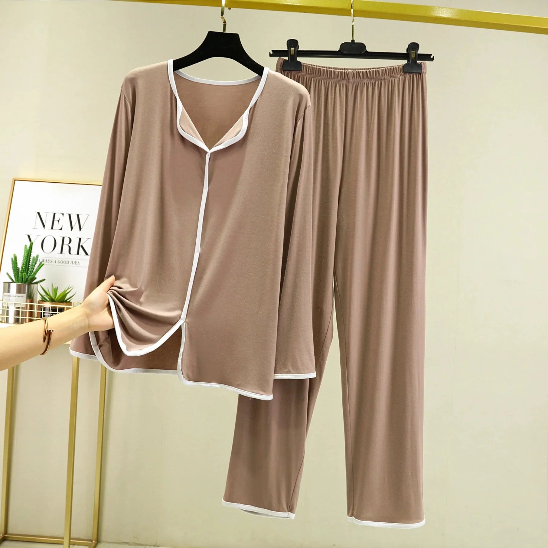 Conjunto Homewear de Mujer de Modal – Pijama Camisa Cuello V y Pantalón Largo Ancho