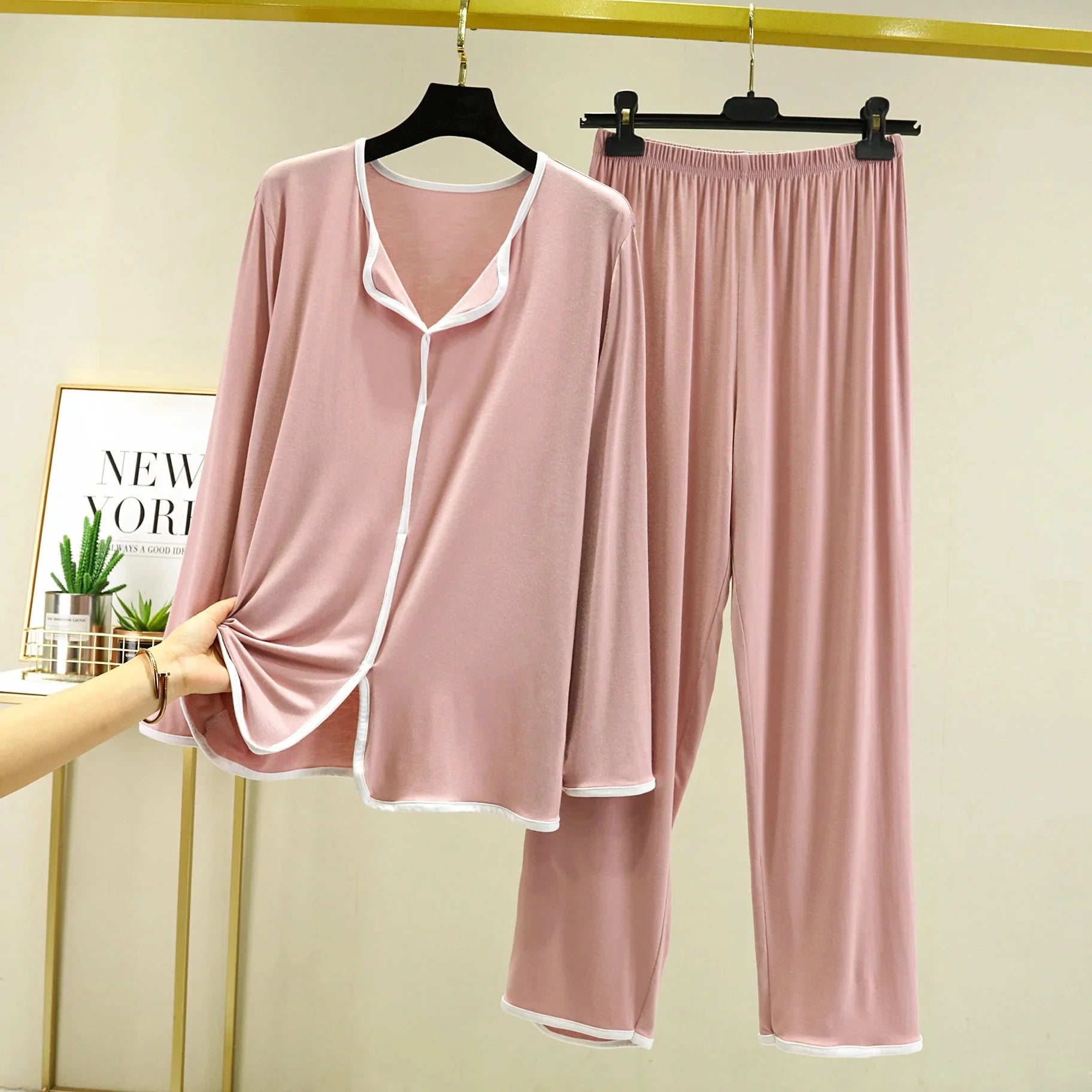 Conjunto Homewear de Mujer de Modal – Pijama Camisa Cuello V y Pantalón Largo Ancho