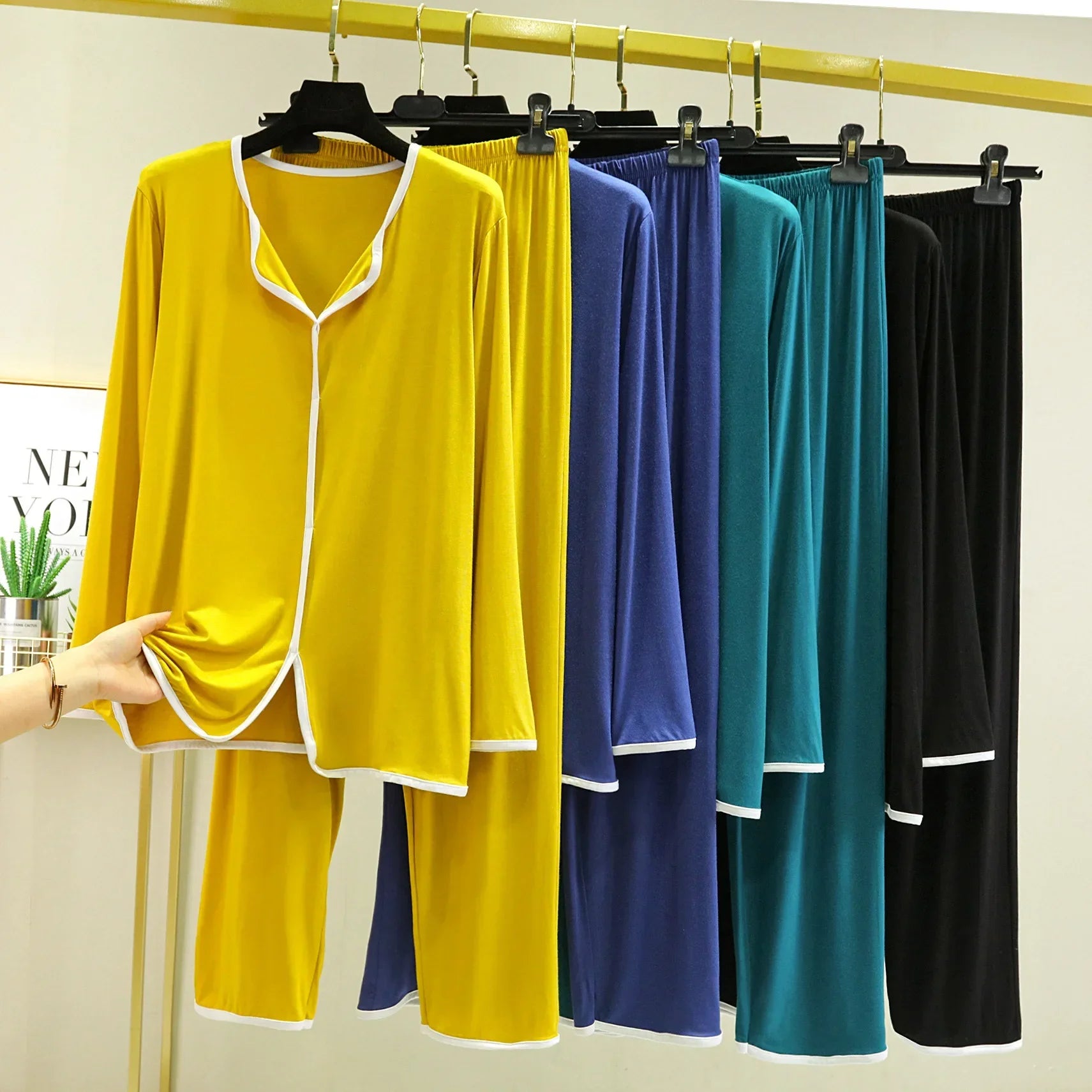 Ensemble Homewear Femme en Modal – Pyjama Chemise Col V & Pantalon Long Ample