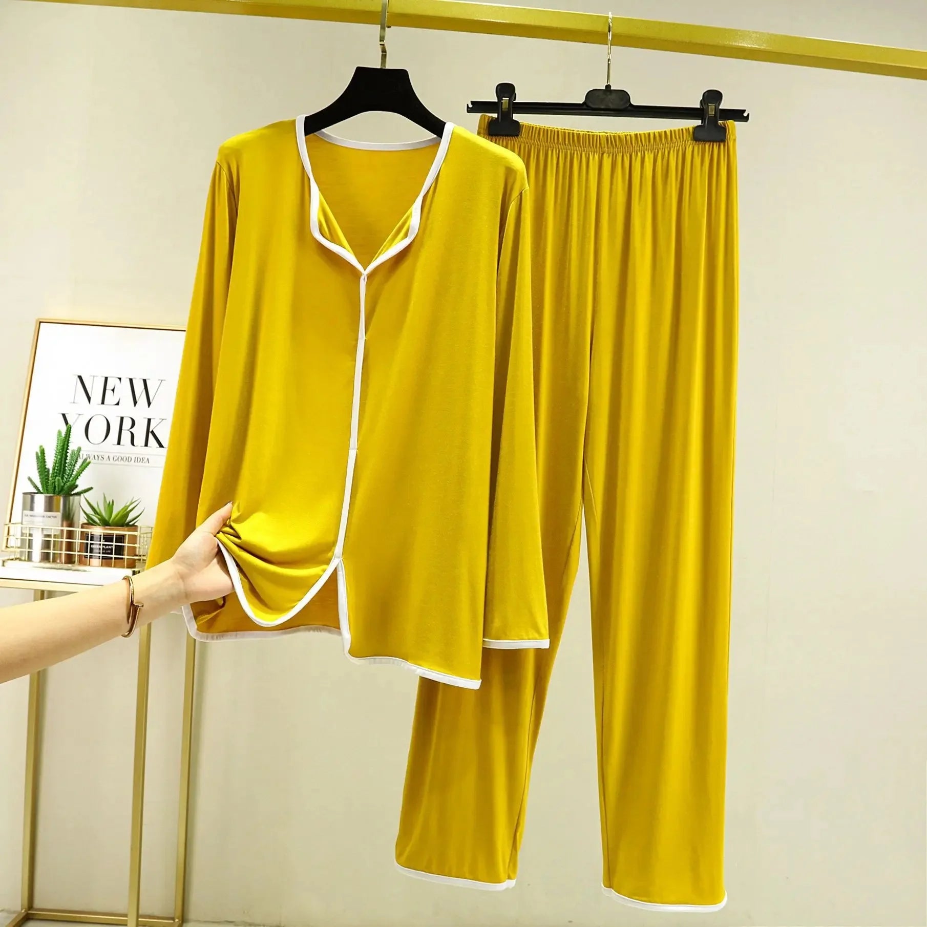 Conjunto Homewear de Mujer de Modal – Pijama Camisa Cuello V y Pantalón Largo Ancho